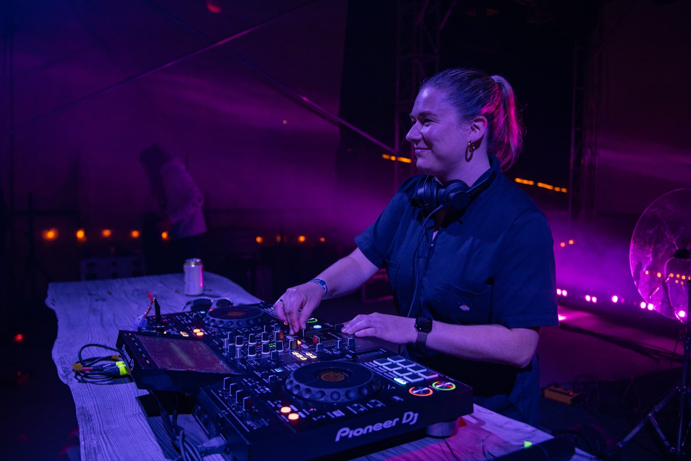 Sport Mode behind the decks